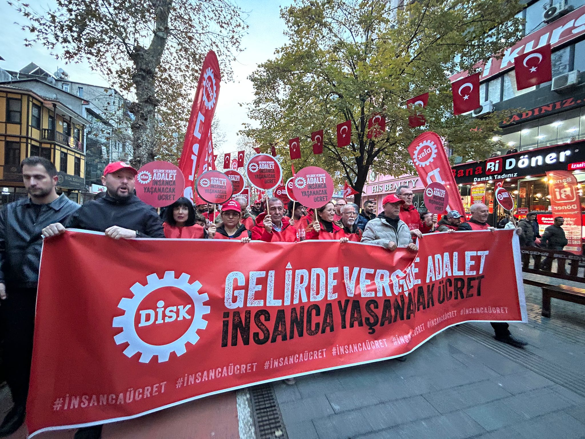 DİSK'TEN: “GELİRDE VERGİDE ADALET, İNSANCA ÜCRET” YÜRÜYÜŞÜ GEBZE VE KOCAELİ'DEN DEVAM EDİYOR