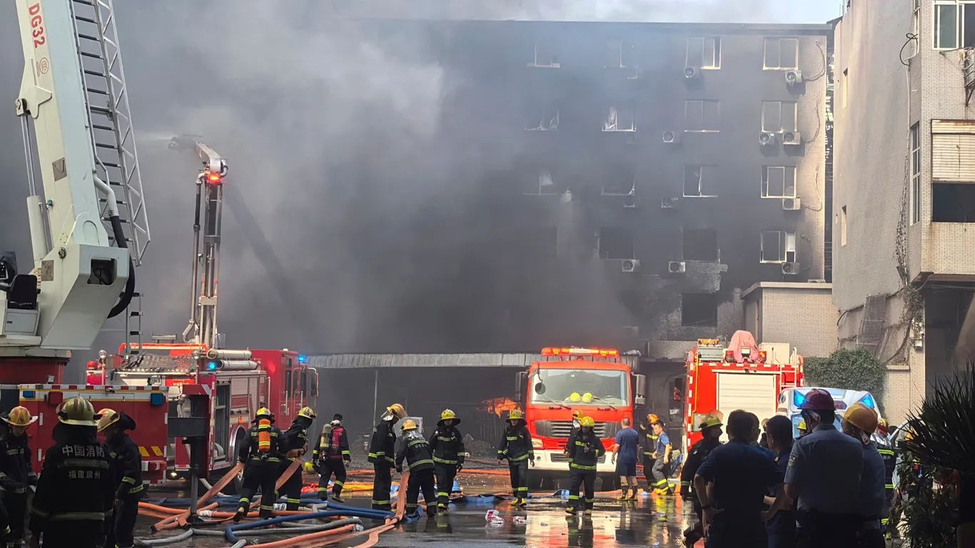 ÇİN'DE AYAKKABI FABRİKASINDA FACİA: EN AZ 28 İŞÇİ HAYATINI KAYBETTİ